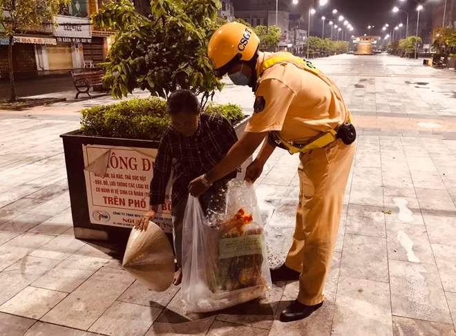 Một cụ bà nhận được quà từ Tổ công tác.