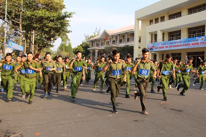 Các VĐV tranh tài kịch tính.
