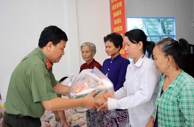 Đại diện Báo CAND chúc Tết, trao tặng quà cho bà con khó khăn tại thị trấn Mái Dầm.