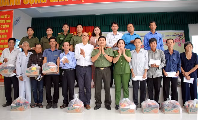 Đại diện Báo CAND, Công an huyện Châu Thành, Công ty TNHH Giấy Lee&Man Việt Nam, lãnh đạo thị trấn Mái Dầm trao quà Tết, động viên các hộ gia đình khó khăn nỗ lực vươn lên trong cuộc sống.