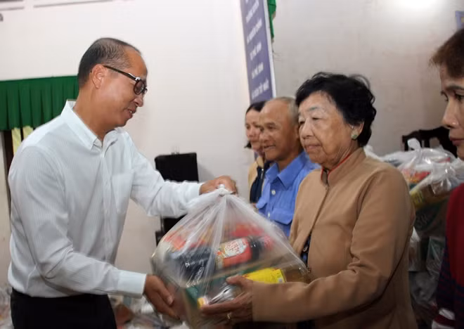Ông Patrick Chung – Tổng Giám đốc Công ty TNHH Giấy Lee&Man động viên và trao quà Tết cho bà con khó khăn xã Phú Hữu.