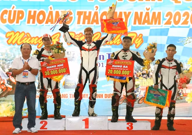 Ban Tổ chức trao giải cho các VĐV hệ Chuyên nghiệp: Hạng Nhất thuộc về tay đua Phạm Minh Chiến; Hạng Nhì thuộc về tay đua Đồng Quốc Tài; Hạng Ba thuộc về tay đua Lê Khánh Lộc.