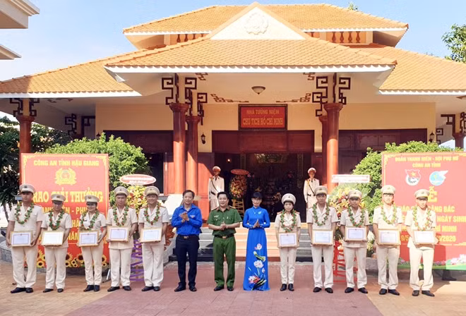 10 thanh niên, phụ nữ Công an tỉnh Hậu Giang có thành tích tiêu biểu trong thực hiện các phong trào thi đua, các cuộc vận động được Giám đốc Công an tỉnh tặng giấy khen và tuyên dương.