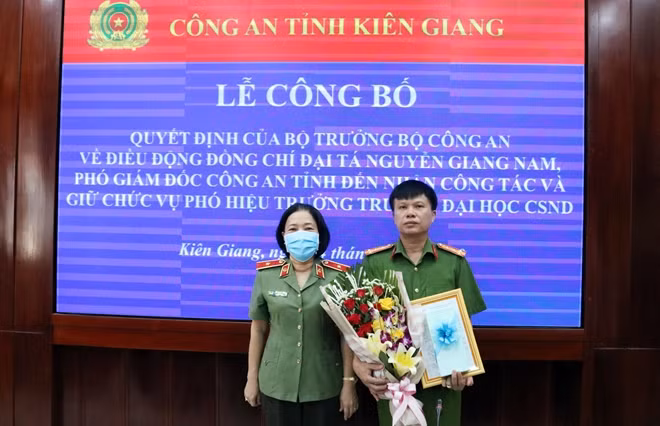 Thừa ủy quyền Bộ trưởng Bộ Công an, Thiếu tướng Bùi Tuyết Minh - Giám đốc Công an tỉnh Kiên Giang trao Quyết định cho Đại tá Nguyễn Giang Nam.