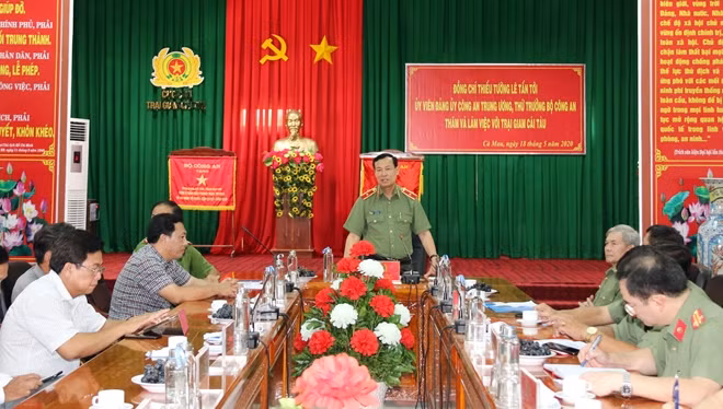 Thứ trưởng Lê Tấn Tới phát biểu chỉ đạo tại buổi làm việc với Trại giam Cái Tàu.