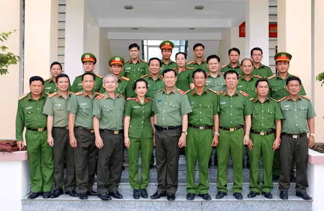 Thứ trưởng Lê Tấn Tới cùng Ban Giám thị, cán bộ Trại giam Kênh 7.