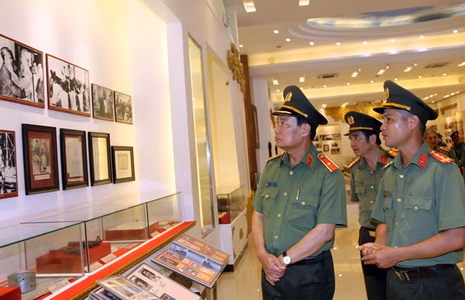 Thứ trưởng Lê Tấn Tới tham quan Nhà trưng bày trong Khu di tích lịch sử An ninh Khu IX.