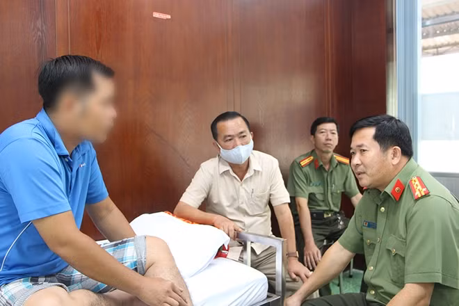 Đại tá Đinh Văn Nơi và Đại tá Bùi Bé Năm thăm hỏi và động viên Đại úy Lê Phú Cường.