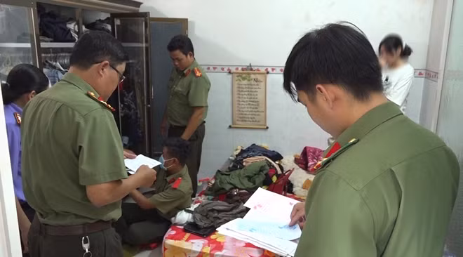 Lực lượng chức năng khám xét nơi ở của Phượng.