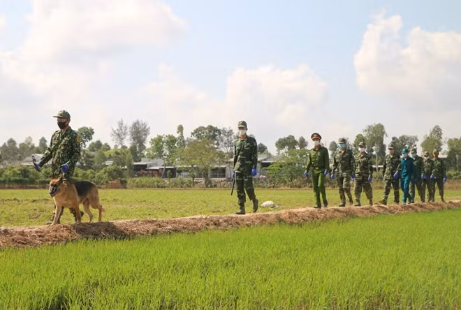 Công an các huyện biên giới tỉnh An Giang phối hợp cùng Biên phòng tuần tra, kiểm soát chặt các đường mòn, lối mở.