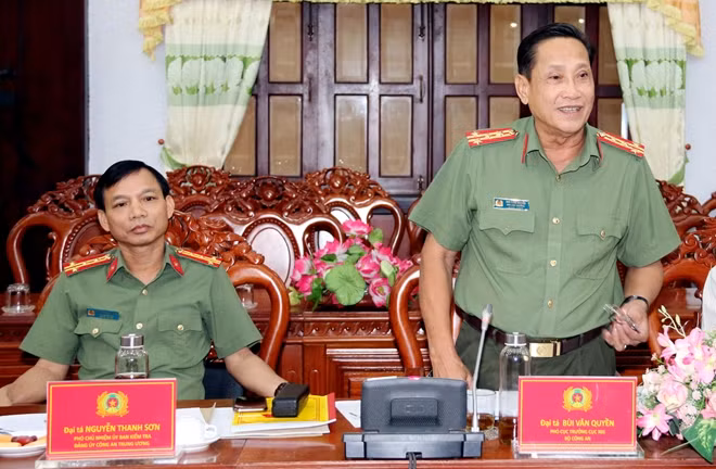Đại diện các Cục nghiệp vụ Bộ Công an phát biểu tại buổi làm việc với Công an tỉnh Sóc Trăng.