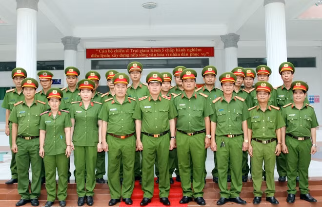 Thứ trưởng Lê Quốc Hùng, Đoàn công tác cùng Ban Giám thị Trại giam Kênh 5.