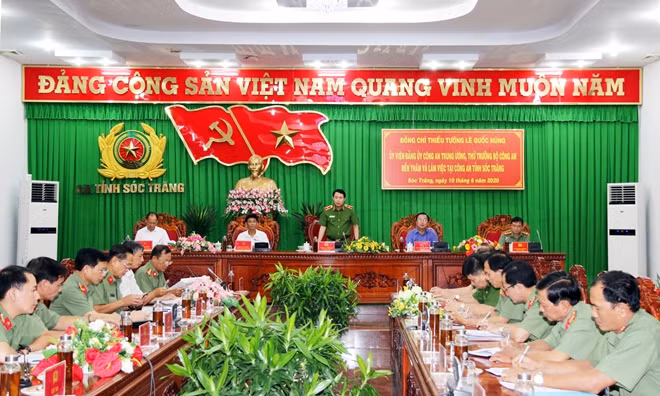 Thứ trưởng Lê Quốc Hùng phát biểu chỉ đạo tại buổi làm việc với Công an tỉnh Sóc Trăng.