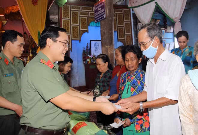 Đại úy Nguyễn Văn Khoa Điềm, Thư kí Thứ trưởng Bộ Công an tặng quà cho các hộ dân thiểu số có hoàn cảnh khó khăn.