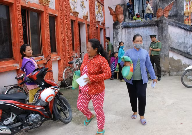 Niềm vui của các hộ dân khi nhận được những phần quà ý nghĩa, thiết thực.