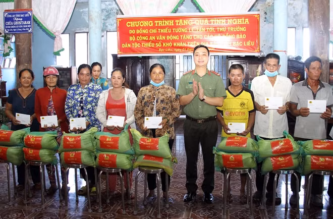 Thượng úy Trần Đăng Biên, Bí thư Đoàn Thanh niên Văn phòng Bộ Công an tặng quà cho các hộ gia đình dân tộc thiểu số trên địa bàn huyện Vĩnh Lợi.