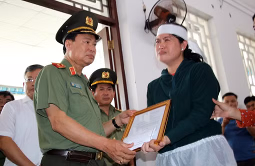 Thăng cấp bậc hàm từ Đại úy lên Thiếu tá cho đồng chí Nguyễn Thanh Hải