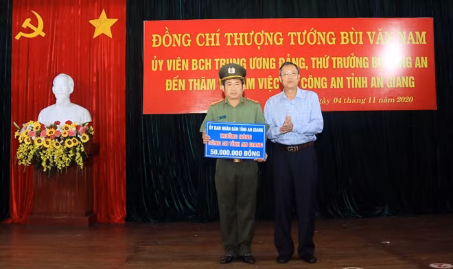 Đồng chí Lê Văn Nưng trao khen thưởng cho Công an tỉnh An Giang.