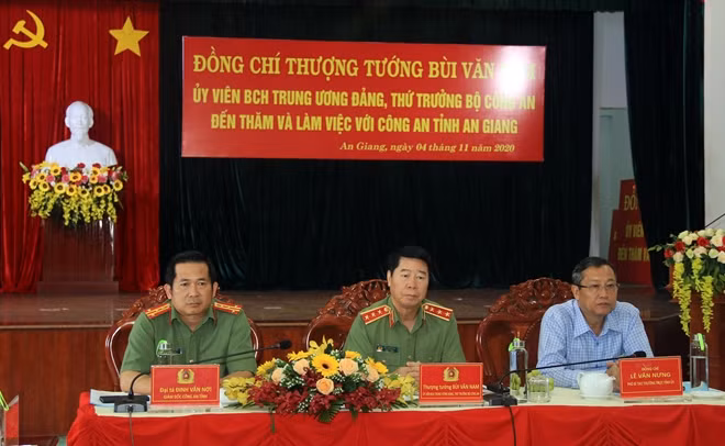 Thứ trưởng Bùi Văn Nam; đồng chí Lê Văn Nưng, Phó Bí thư Thường trực Tỉnh ủy An Giang; Đại tá Đinh Văn Nơi, Giám đốc Công an tỉnh An Giang.