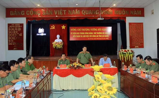Thứ trưởng Bùi Văn Nam phát biểu chỉ đạo tại buổi làm việc với Công an tỉnh An Giang.