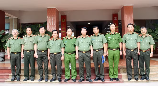 Thứ trưởng Bùi Văn Nam cùng Đoàn công tác và Ban Giám đốc Công an tỉnh Đồng Tháp.