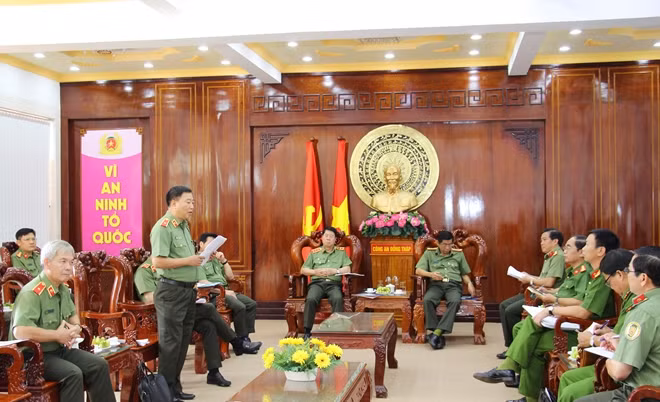 Đại diện các Cục nghiệp vụ Bộ Công an phát biểu ý kiến tại buổi làm việc.