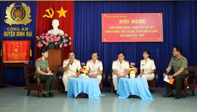 Các tập thể, cá nhân điển hình tiên tiến giao lưu, chia sẻ kinh nghiệm.