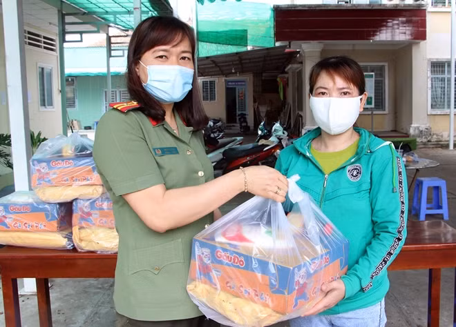CBCS trao quà cho người dân có hoàn cảnh khó khăn.