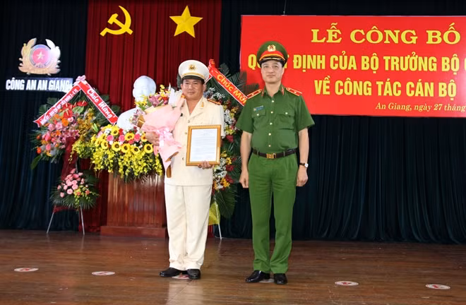 Thứ trưởng Nguyễn Duy Ngọc đã trao quyết định của Bộ trưởng Bộ Công an về việc, điều động, bổ nhiệm Đại tá Đinh Văn Nơi giữ chức vụ Giám đốc Công an tỉnh An Giang.
