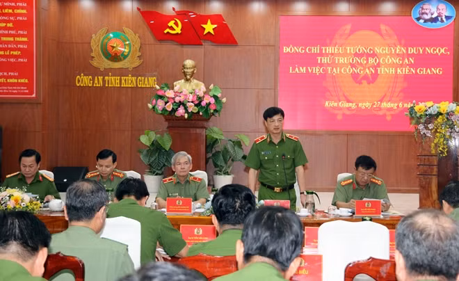 Thứ trưởng Nguyễn Duy Ngọc cùng Đoàn công tác Bộ Công an làm việc với Đảng ủy, Ban Giám đốc Công an tỉnh Kiên Giang.