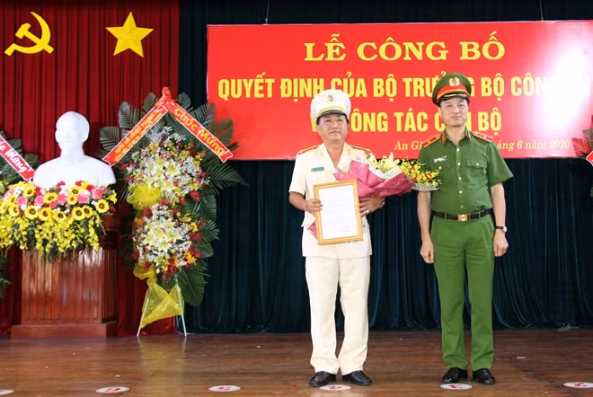 Thứ trưởng Nguyễn Duy Ngọc trao quyết định của Bộ trưởng Bộ Công an về việc điều động, bổ nhiệm Đại tá Bùi Bé Năm giữ chức vụ Phó Giám đốc Công an tỉnh An Giang.