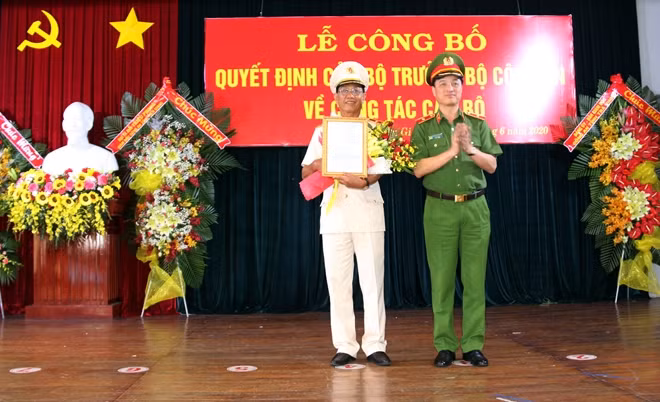 Thứ trưởng Nguyễn Duy Ngọc đã trao quyết định của Bộ trưởng Bộ Công an về việc nghỉ công tác chờ đủ tuổi nghỉ hưu đối với Thiếu tướng Bùi Bé Tư.