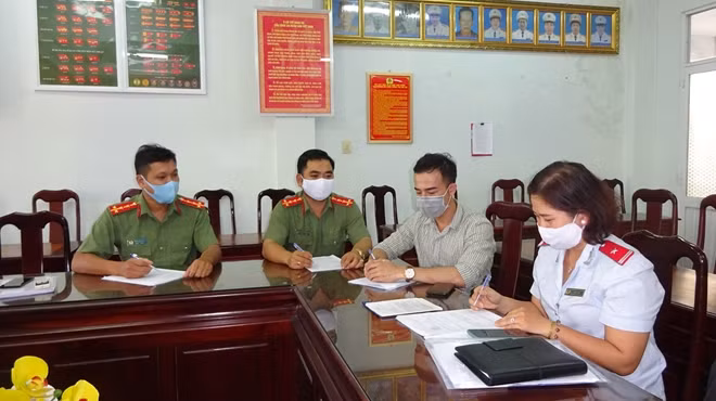 Cơ quan chức năng làm việc với N.T.Tr. (thứ 3 từ trái sang).