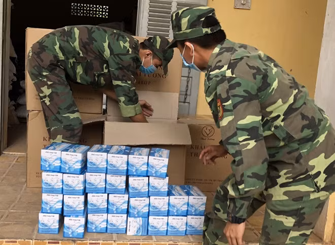 CBCS Đồn Biên phòng Cửa khẩu Long Bình kiểm điếm, lập biên bản tạm giữ tang vật.