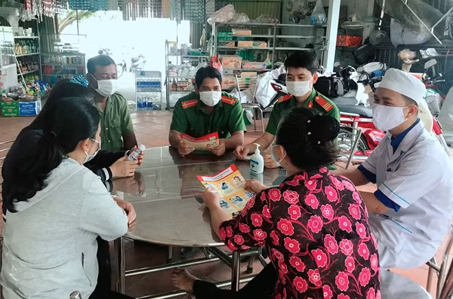 ĐVTN Công an An Giang đến tận nhà các hộ dân để tuyên truyền phòng, chống dịch COVID-19.