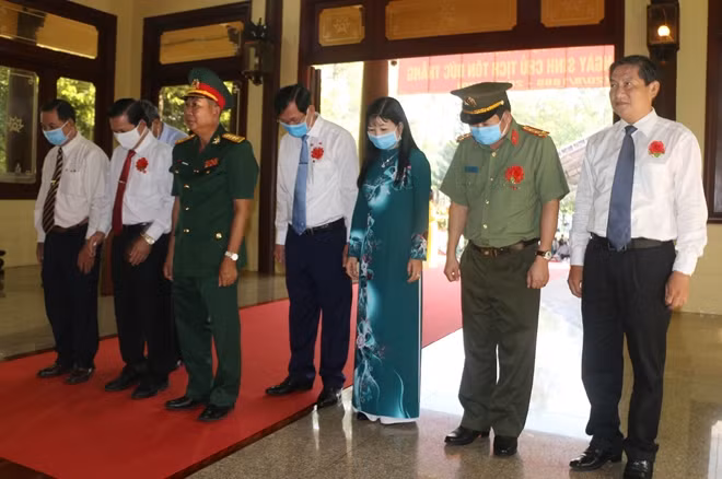 Đại biểu và nhân dân tưởng nhớ Chủ tịch Tôn Đức Thắng.