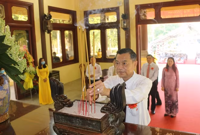 Các đại biểu dâng hương tưởng nhớ Chủ tịch Tôn Đức Thắng.