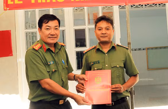 Đại tá Lâm Thành Sol – Phó Giám đốc Công an tỉnh An Giang trao quyết định bàn giao nhà cho Chau Sóc Dien .