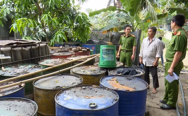 Lực lượng chức năng lập biên bản, thu giữ tang vật.