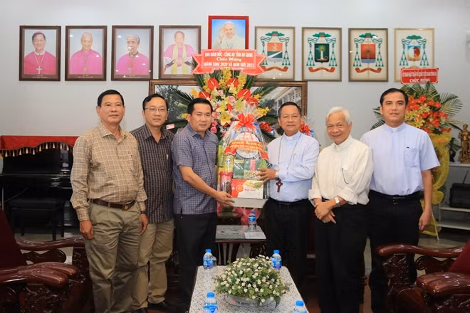 Đại tá Đinh Văn Nơi thăm hỏi, tặng quà cho Giám mục Trần Văn Toản, Giám mục Chánh tòa Giáo phận Long Xuyên.