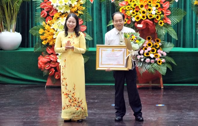 Đồng chí Võ Thị Ánh Xuân, Bí thư Tỉnh ủy An Giang trao Huân chương Lao động hạng Nhất của Chủ tịch nước trao tặng cho đồng chí Vương Bình Thạnh, Nguyên Phó bí thư Tỉnh ủy - Chủ tịch UBND tỉnh An Giang