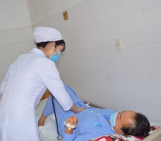 Bác sĩ Bệnh viện Đa khoa Trung ương Cần Thơ thăm, khám bệnh L.