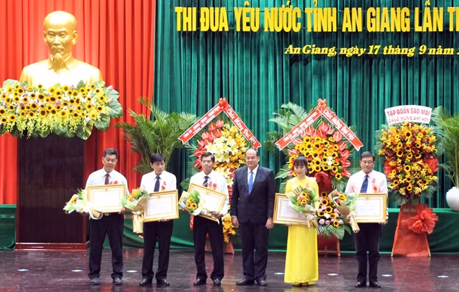 Đồng chí Nguyễn Thanh Bình, Chủ tịch UBND tỉnh An Giang trao Huân chương Lao động hạng Nhì và hạng Ba của Chủ tịch nước cho các tập thể và cá nhân đã có thành tích xuất sắc trong công tác góp phần vào sự nghiệp xây dựng chủ nghĩa xã hội và bảo vệ Tổ quốc.