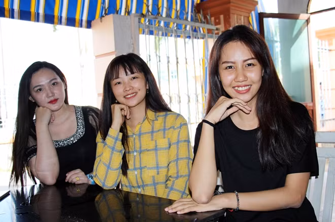 Cả ba cô gái cho biết rất tự hào khi được thực hiện nghĩa vụ thiêng liêng, ý nghĩa với đất nước, Tổ quốc. Chúc Anh Thư, Minh Thư, Hồng Lê "chân cứng đá mềm".