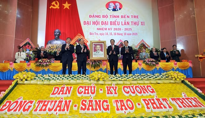 Phó Thủ tướng Thường trực Trương Hòa Bình tặng bức tranh "Bác Hồ kính yêu" cho Đảng bộ tỉnh Bến Tre.