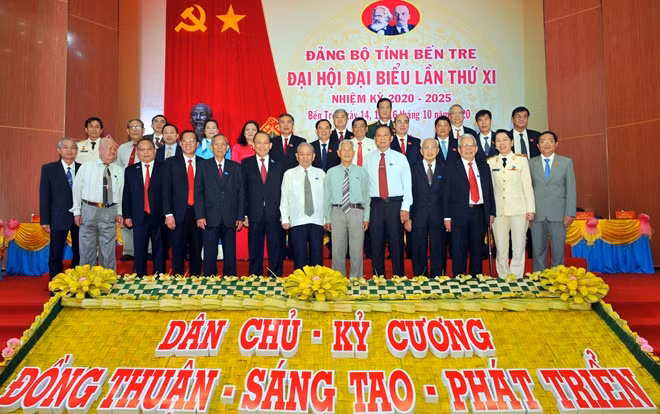Phó Thủ tướng Thường trực Trương Hòa Bình cùng đại biểu dự đại hội.