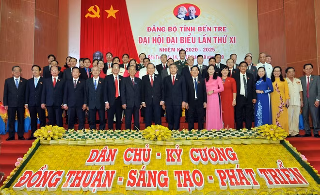 Phó Thủ tướng Thường trực Trương Hòa Bình cùng các đại biểu dự đại hội.