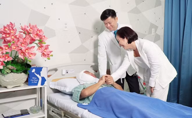 MC Ốc Thanh Vân thăm anh Mến trước khi anh lên bàn mổ lần hai