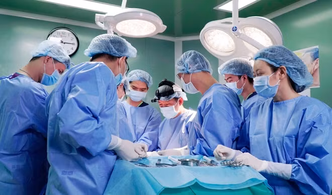 BS Tú Dung cùng ê kíp thực hiện phẫu thuật lần hai cho anh Mến
