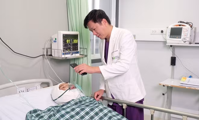 BS Tú Dung cho anh Mến xem lại những thời khắc khó khăn nhất mà anh và các BS đã trải qua để làm thay đổi “mặt ma” của anh.